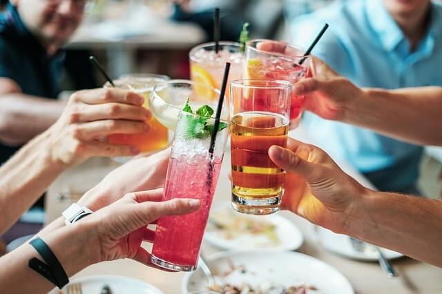 暇つぶしで飲み物のラベルを見る